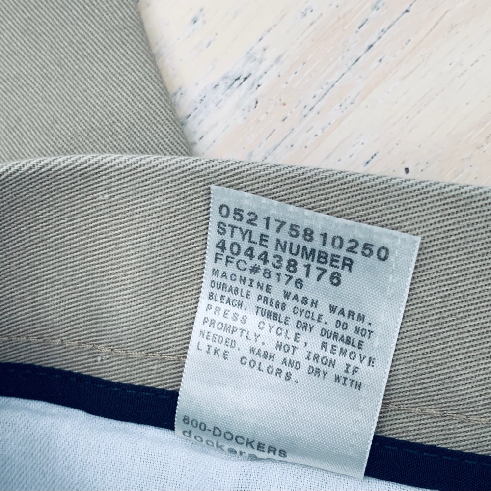 Dockers khaki pants 36x32 pleated front GUC - Picture 5 of 5